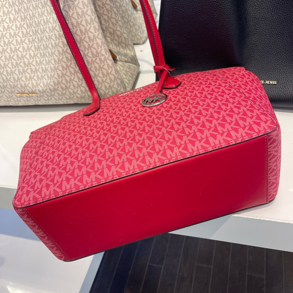 MICHAEL KORS Marilyn Medium Signature Logo Tote Bag
Dark Raspberry 
NWT - Picture 10 of 16